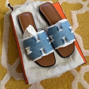 AUTHENTIC NEW IN BOX Hermes Chambray Oran Sandals Size 37